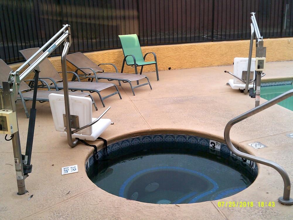 Super 8 By Wyndham Tucson Downtown Convention Center Hotel Екстериор снимка