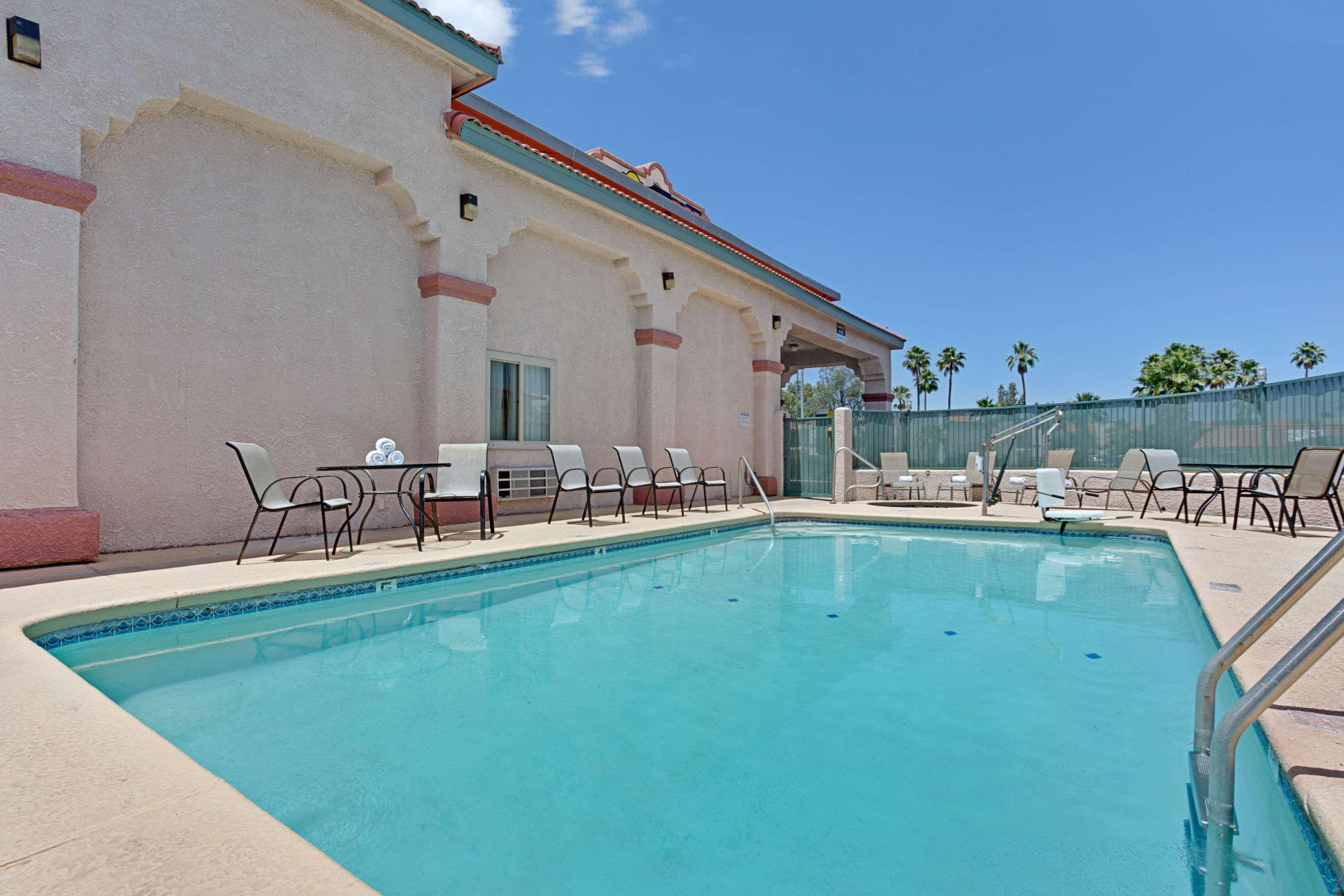 Super 8 By Wyndham Tucson Downtown Convention Center Hotel Екстериор снимка